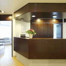 Ansicht der Rezeption in dunkelbraunem Holz