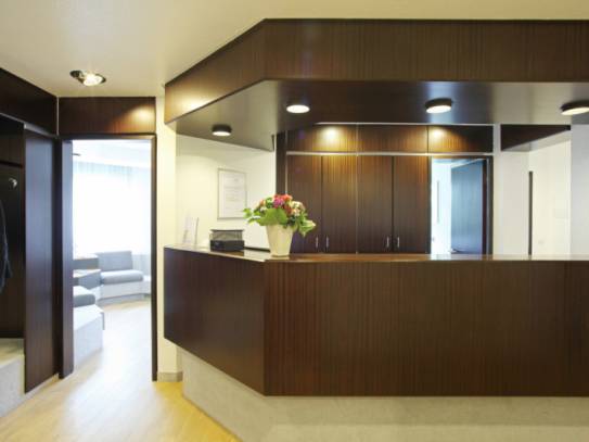 Ansicht der Rezeption in dunkelbraunem Holz