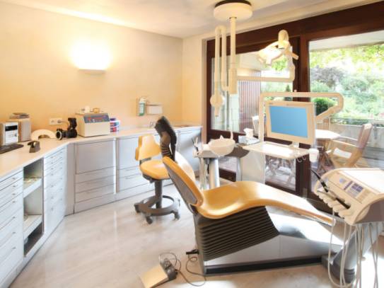 Ansicht des Behandlungszimmers in Creme mit Balkom