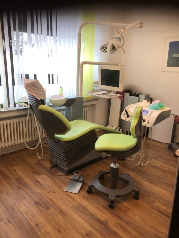 Ansicht des Behandlungszimmers in Creme